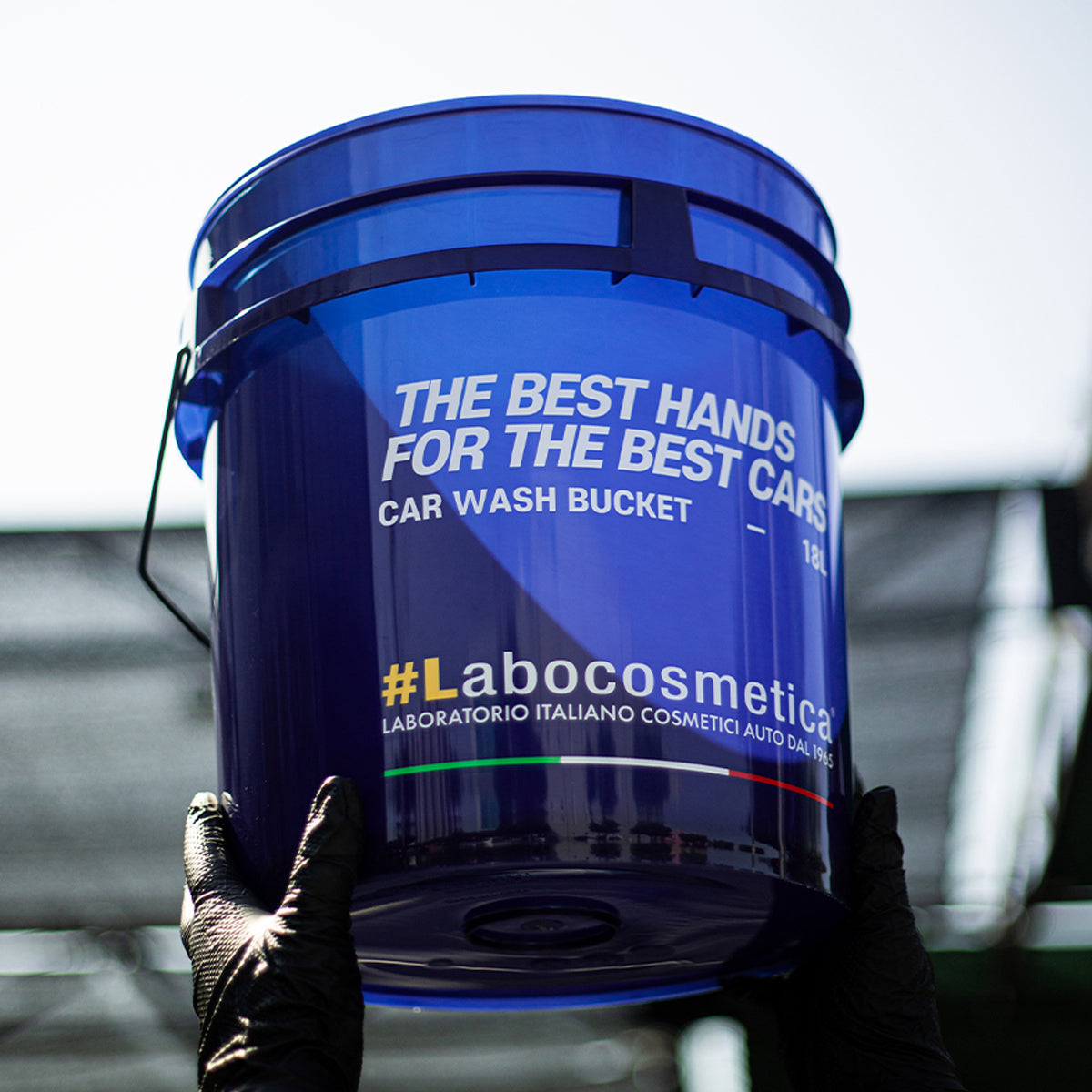 Holding up in air Labocosmetica SLOGAN Bucket