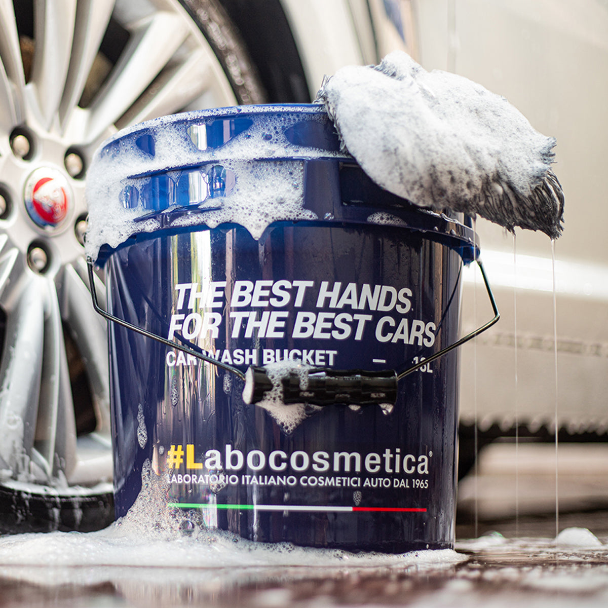 Labocosmetica SLOGAN Bucket with foam and wash pad on side
