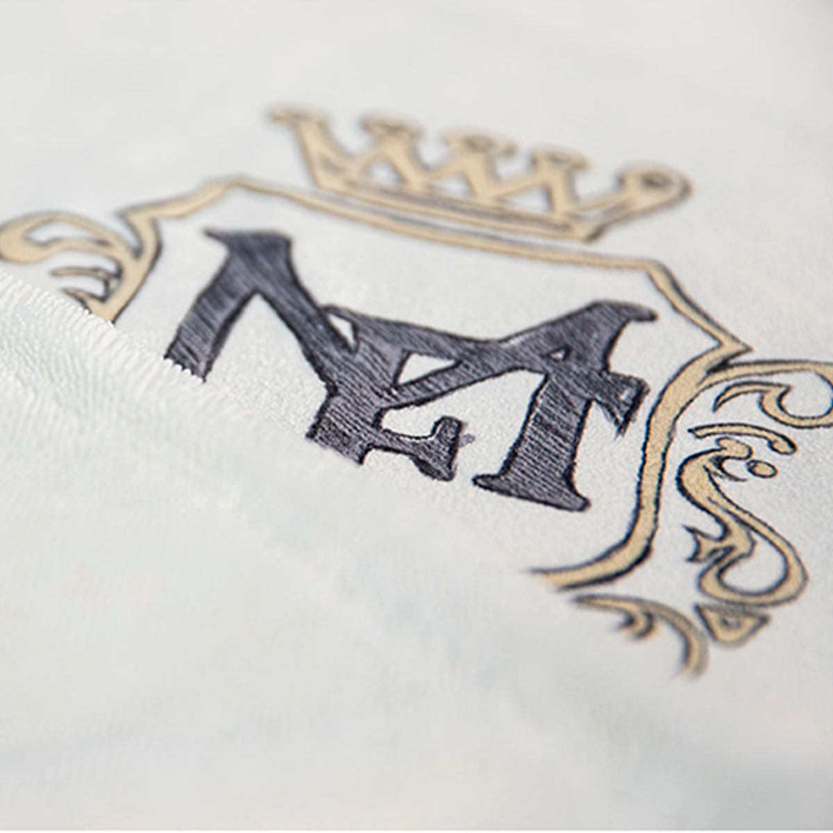 Labocosmetica The Origin Drying Microfibre Towel logo closeup 2